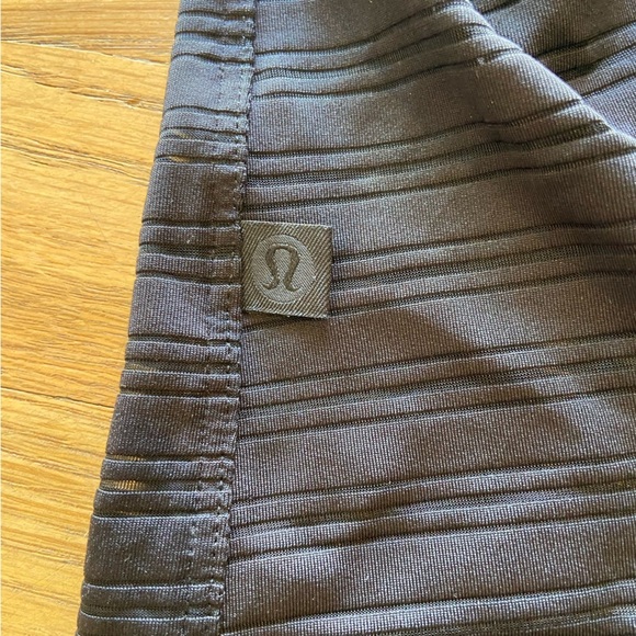 Lululemon Meet Halfway Tank *Striped black size 8 - Picture 9 of 9